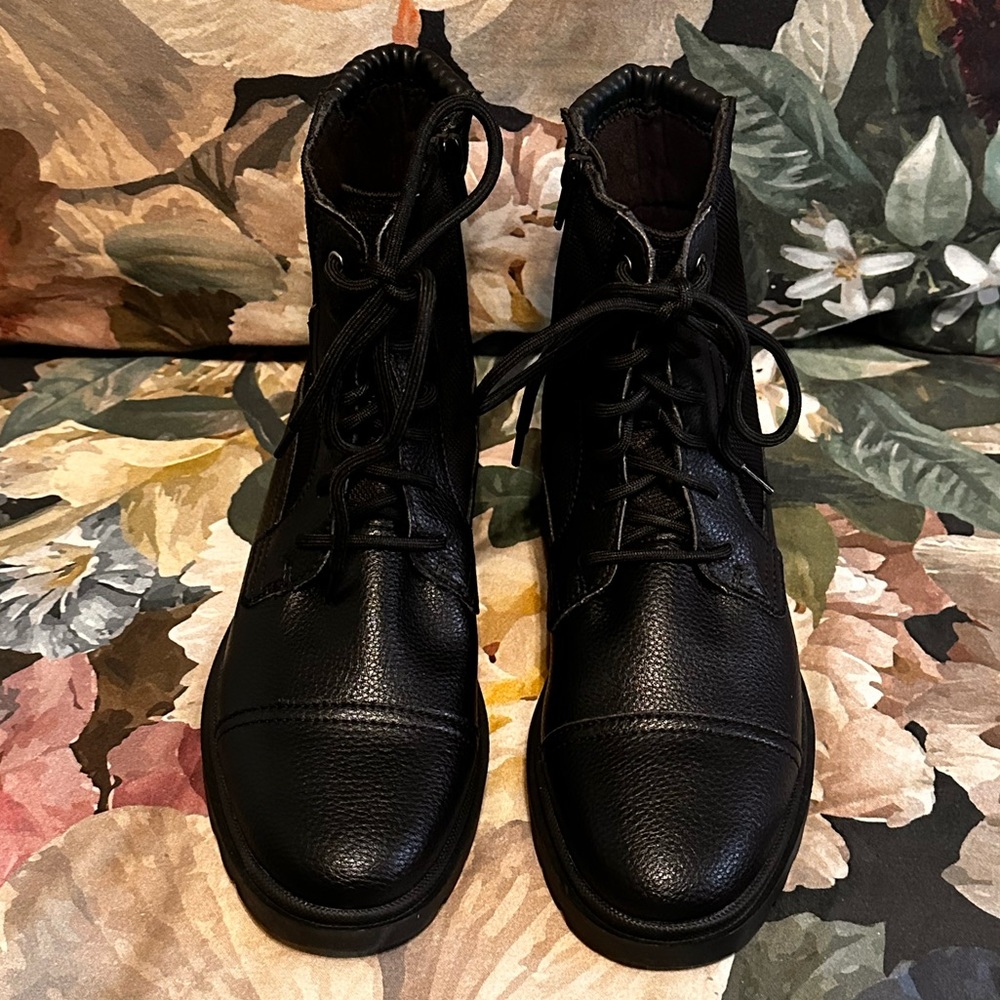 Clarks Calla Charm Black Leather Boot - Size 8.5